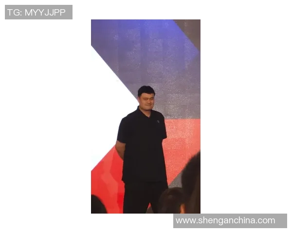 姚明身穿时尚服饰的精彩瞬间展现其独特魅力与个性风格