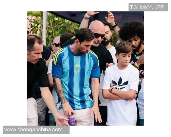 与足球明星同框的魔幻特效瞬间让你成为场上焦点的完美合照体验