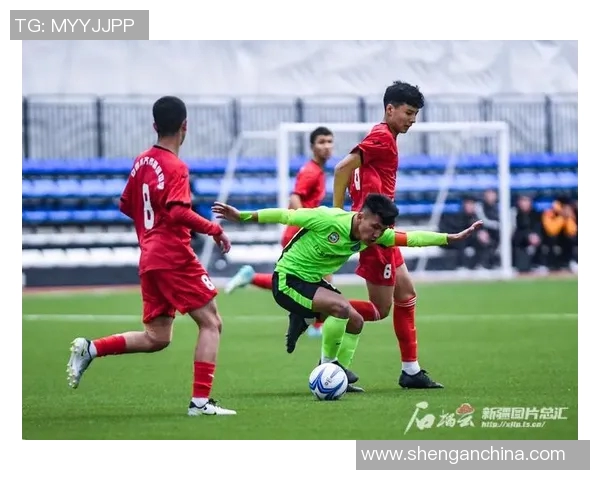 孩子们追逐足球明星的梦想与激情正绿茵场上绽放的瞬间