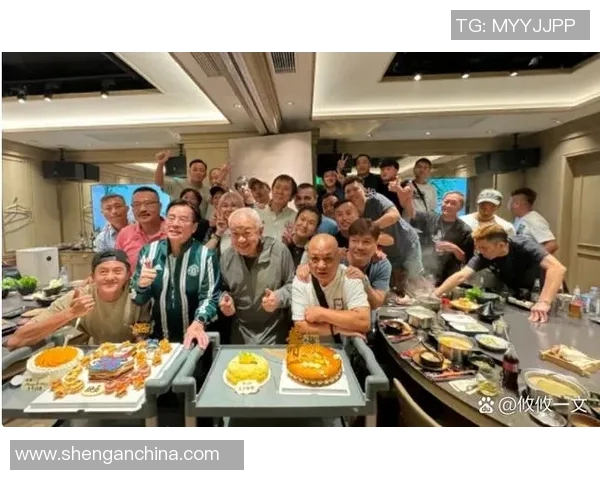 足球明星齐聚一堂共唱致敬罗纳尔多的动人旋律